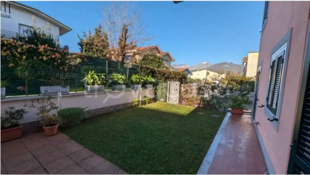 appartamento in vendita a Massa in zona Marina di Massa