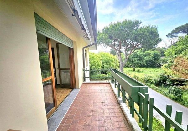 appartamento in vendita a Massa in zona Marina dei Ronchi