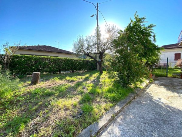 casa indipendente in vendita a Massa in zona Mirteto