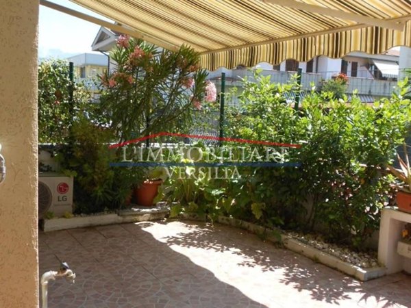 casa indipendente in vendita a Massa in zona Marina di Massa