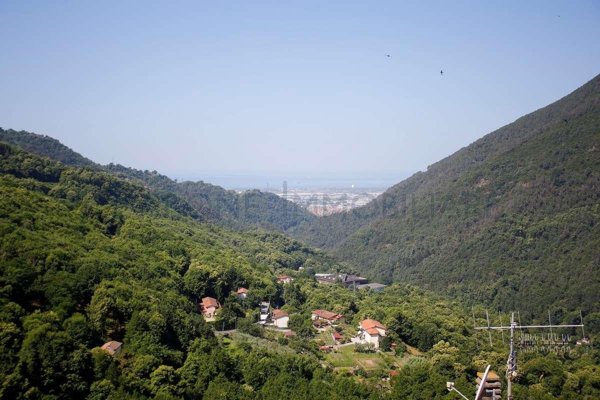 appartamento in vendita a Massa in zona Pariana