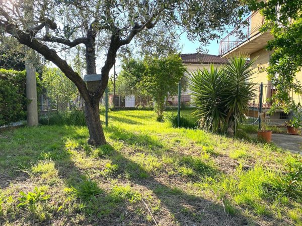 casa indipendente in vendita a Massa in zona Romagnano