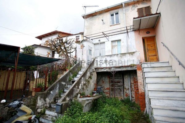 casa indipendente in vendita a Massa