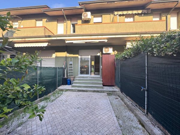 appartamento in vendita a Massa in zona Marina di Massa