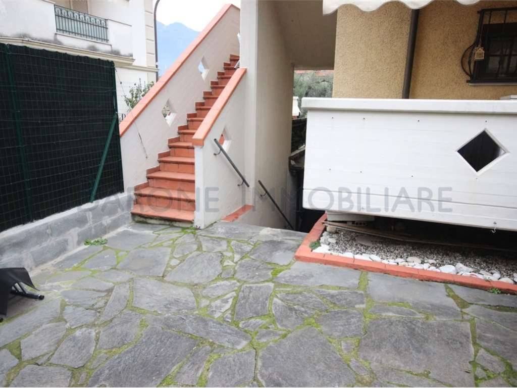 appartamento in vendita a Massa in zona Marina di Massa