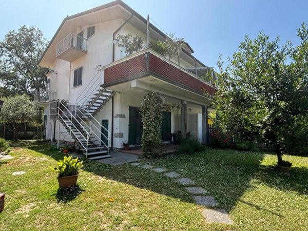 appartamento in vendita a Massa in zona Marina dei Ronchi