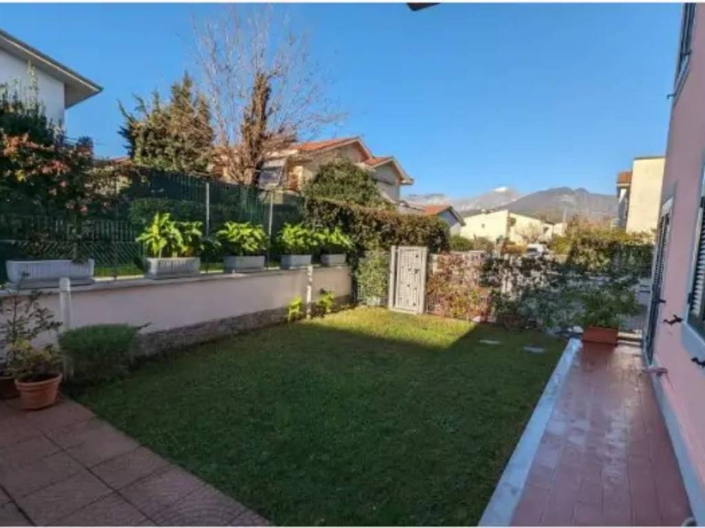 appartamento in vendita a Massa in zona Marina di Massa