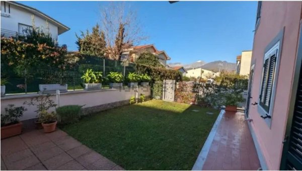 appartamento in vendita a Massa in zona Marina di Massa