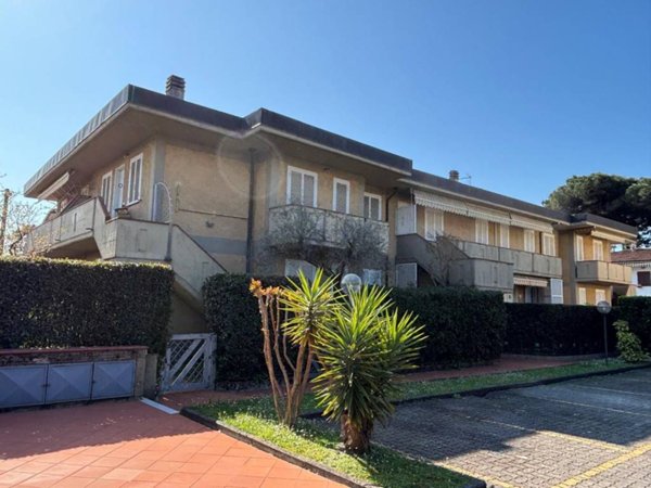appartamento in vendita a Massa in zona Marina dei Ronchi