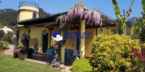 casa indipendente in vendita a Massa in zona Centro Storico