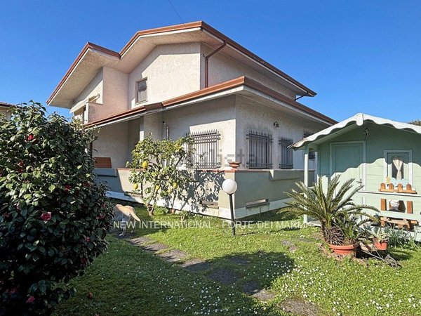 casa indipendente in vendita a Massa in zona Marina di Massa