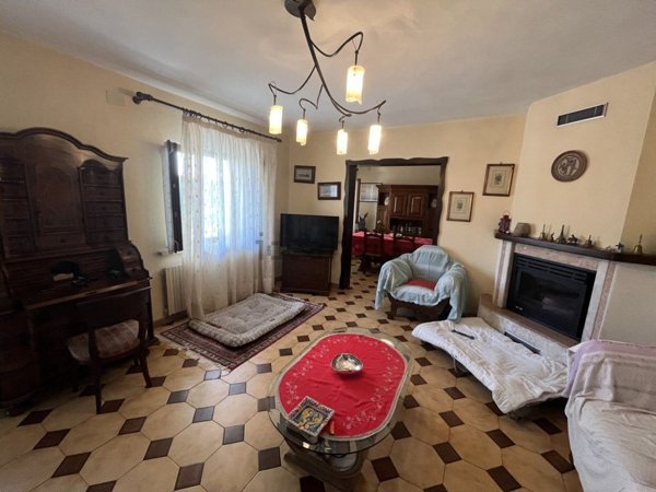 casa indipendente in vendita a Massa in zona Marina di Massa
