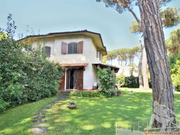casa indipendente in vendita a Massa in zona Marina di Massa
