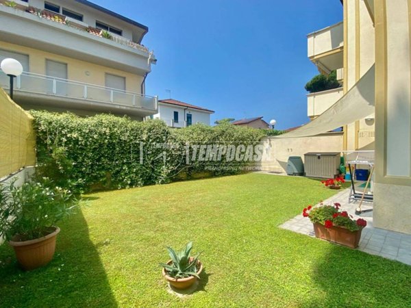casa indipendente in vendita a Massa in zona Marina di Massa