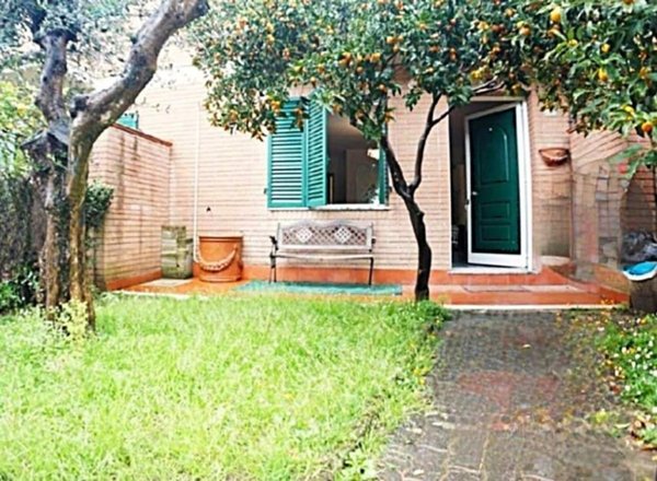 casa indipendente in vendita a Massa in zona Marina di Massa