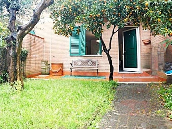 casa indipendente in vendita a Massa in zona Marina di Massa