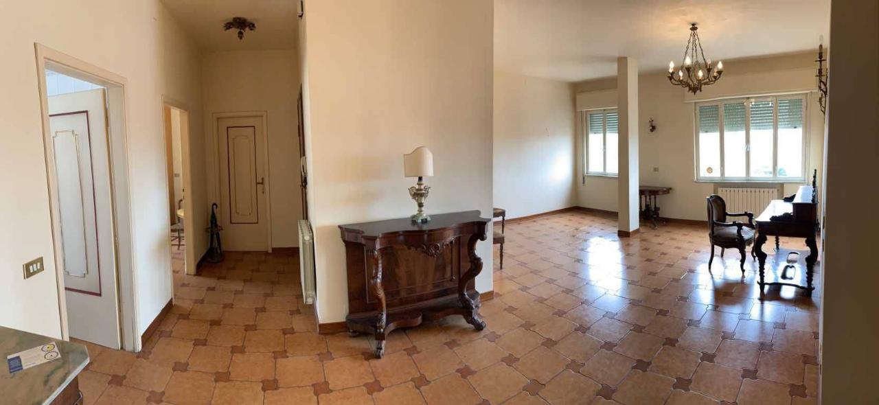 appartamento in vendita a Massa in zona Centro Storico