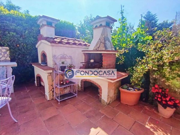 casa indipendente in vendita a Massa in zona Marina di Massa