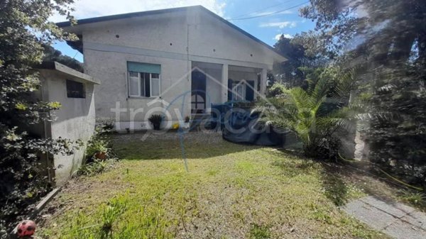 casa indipendente in vendita a Massa in zona Marina di Massa