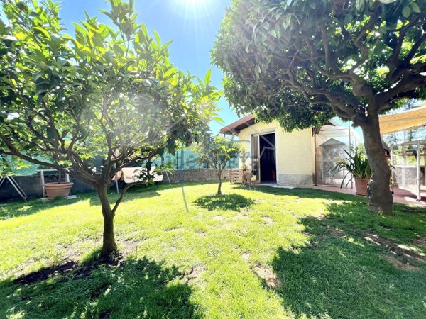 casa semindipendente in vendita a Massa in zona Marina di Massa