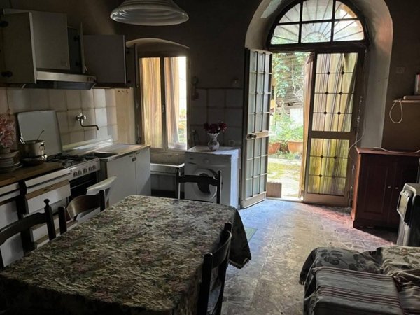 negozio in vendita a Massa in zona Pariana