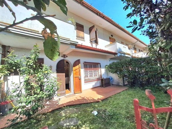 casa indipendente in vendita a Massa in zona Marina di Massa