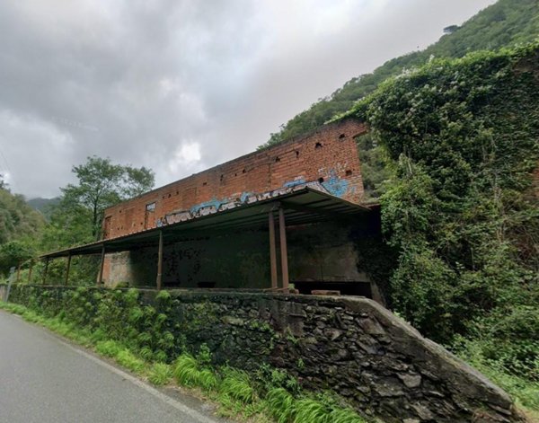capannone in vendita a Massa in zona Canevara