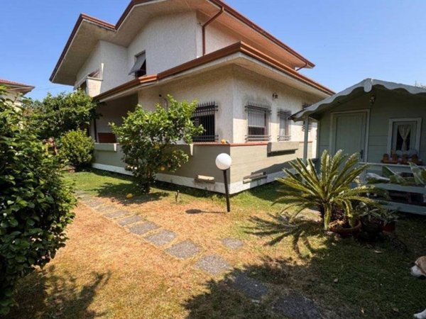 casa indipendente in vendita a Massa in zona Marina di Massa