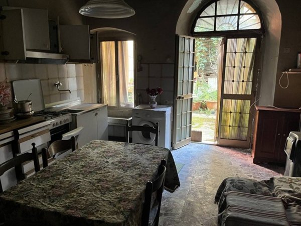 casa indipendente in vendita a Massa