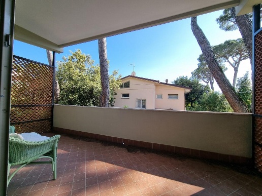 appartamento in vendita a Massa in zona Marina dei Ronchi