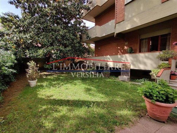 appartamento in vendita a Massa in zona Marina di Massa