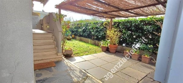 casa indipendente in vendita a Massa in zona Marina di Massa