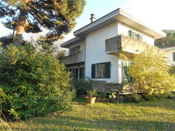 casa indipendente in vendita a Massa in zona Marina dei Ronchi