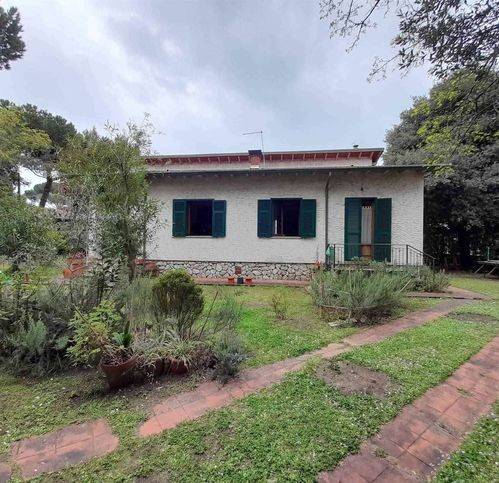 casa indipendente in vendita a Massa in zona Marina di Massa