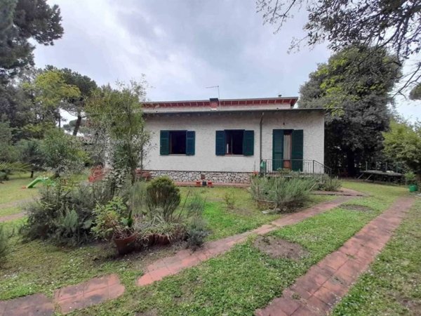 casa indipendente in vendita a Massa in zona Marina di Massa