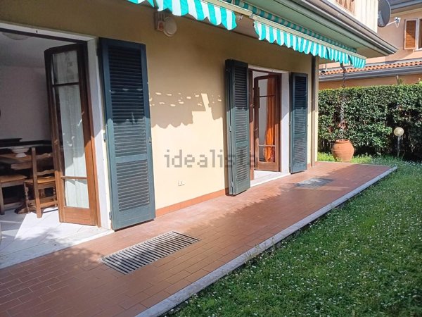 appartamento in vendita a Massa in zona Marina di Massa