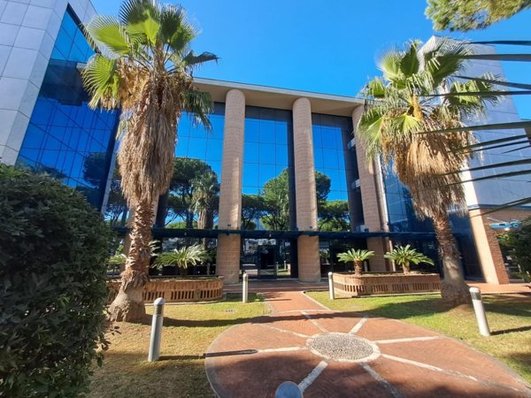 locale commerciale in vendita a Massa in zona Marina di Massa