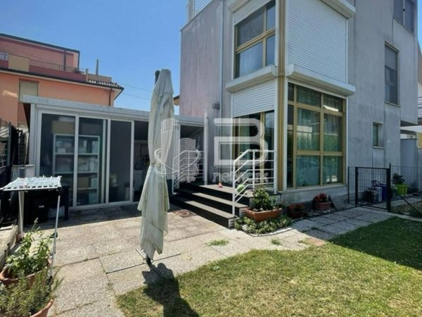 casa indipendente in vendita a Massa in zona Romagnano