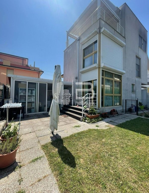 casa indipendente in vendita a Massa in zona Romagnano