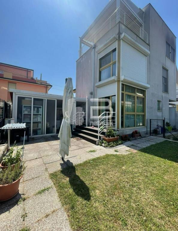 casa indipendente in vendita a Massa in zona Romagnano