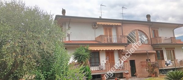 casa indipendente in vendita a Massa in zona Quercioli