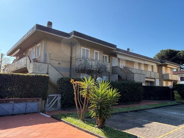 appartamento in vendita a Massa in zona Marina dei Ronchi