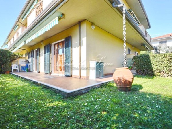 casa indipendente in vendita a Massa in zona Marina di Massa