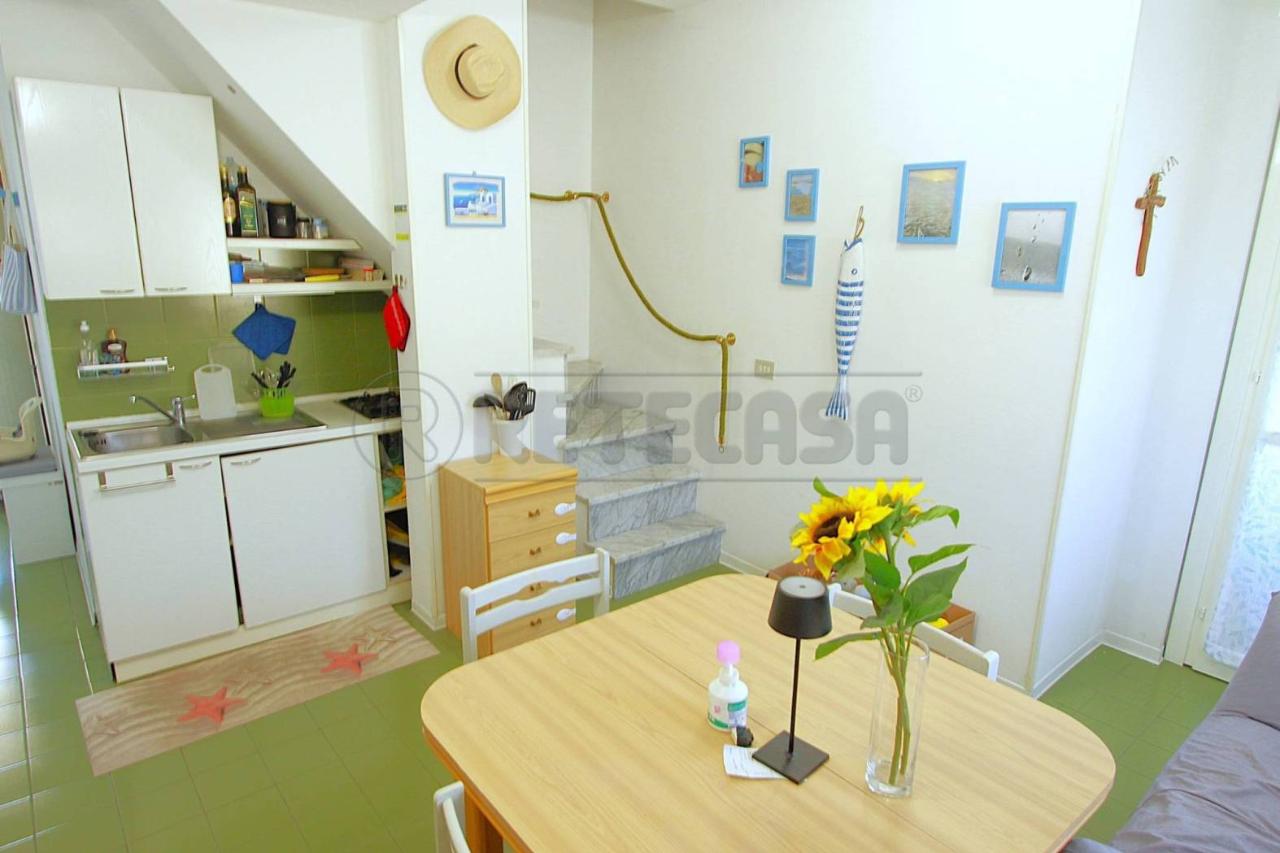 appartamento in vendita a Massa in zona Marina dei Ronchi