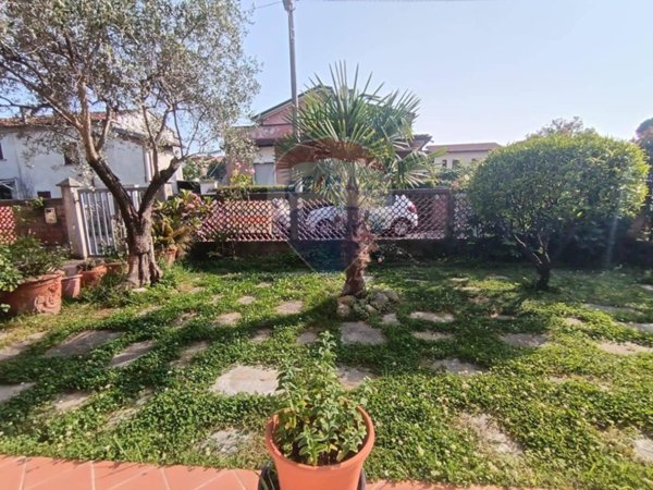 appartamento in vendita a Massa in zona Marina di Massa