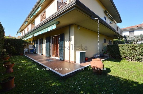 casa indipendente in vendita a Massa in zona Marina di Massa