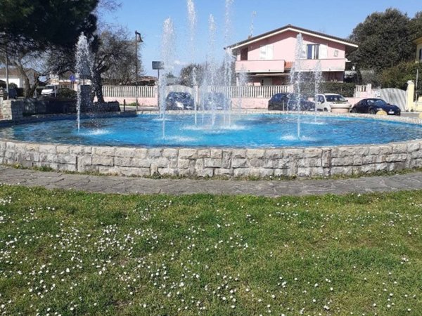 casa indipendente in vendita a Massa in zona Marina dei Ronchi