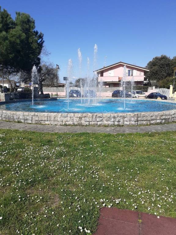 casa indipendente in vendita a Massa in zona Marina di Massa