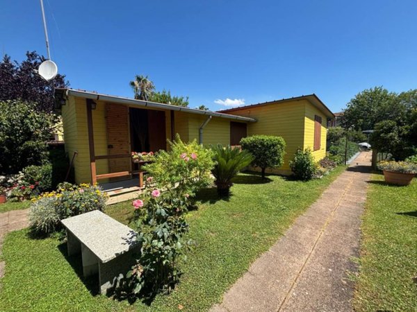casa indipendente in vendita a Massa in zona Marina di Massa