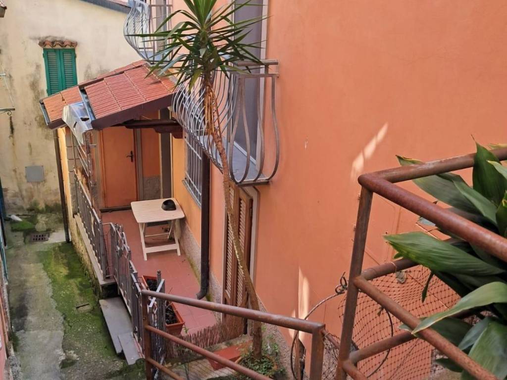 appartamento in vendita a Massa in zona Antona